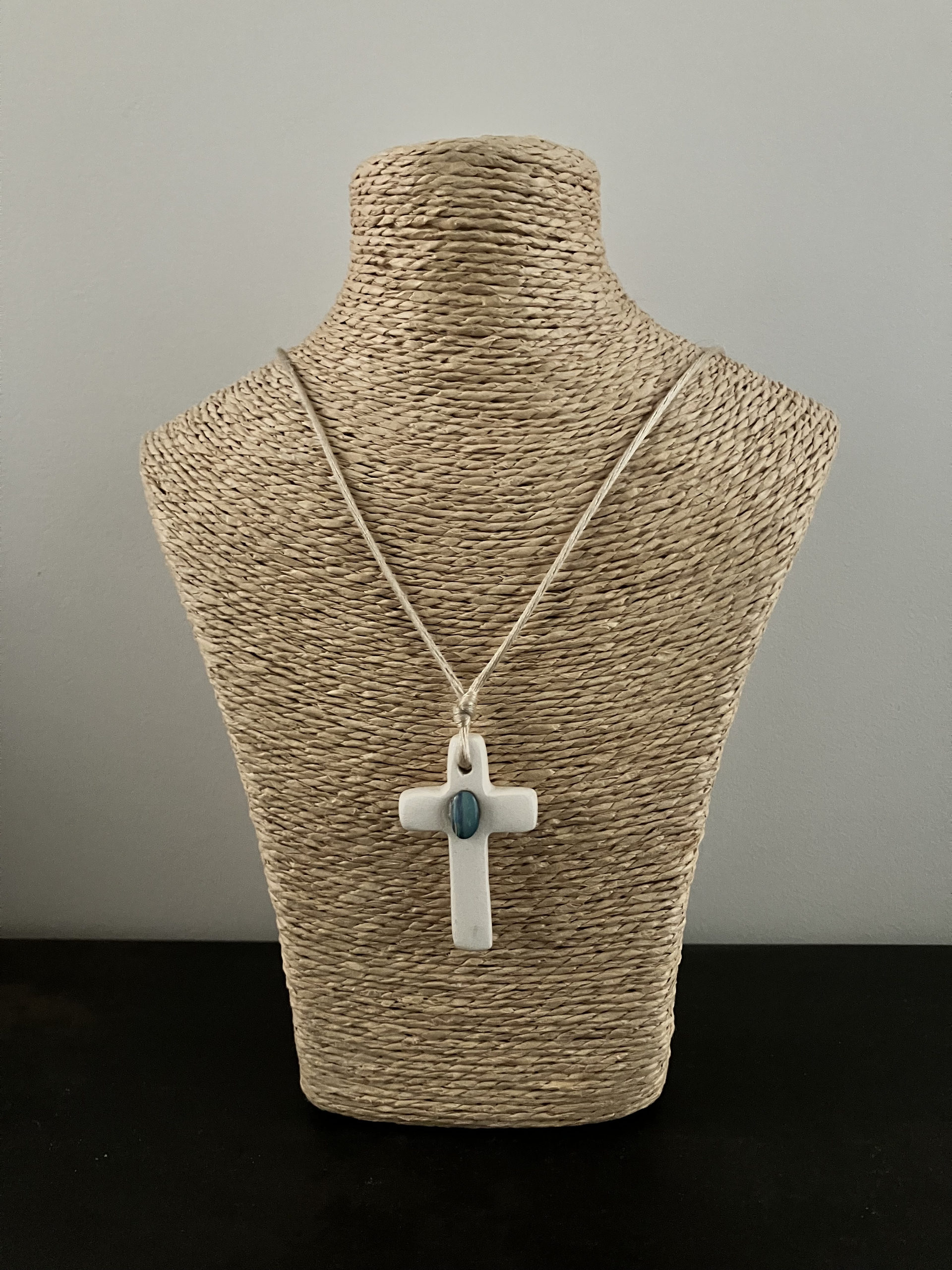 Croix en céramique - Opale - Etat du Piaui - Brésil - Poids : 8gr Dimensions : 4.5cmx3cm 6