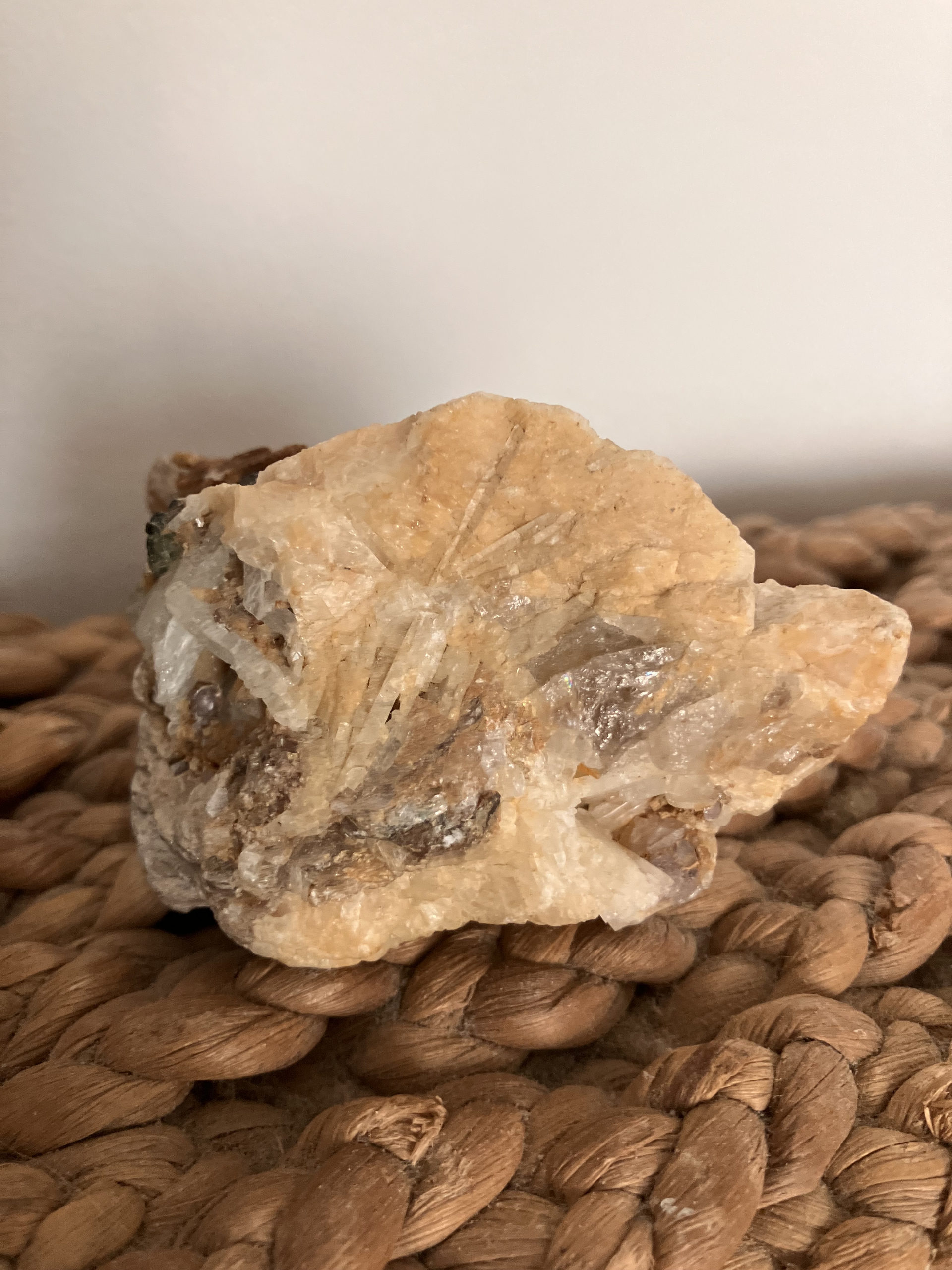 Tourmaline verte (Verdélite) sur Albite et Quartz - Minas Gerais - Brésil Poids 99gr Hauteur 6.5cm 3