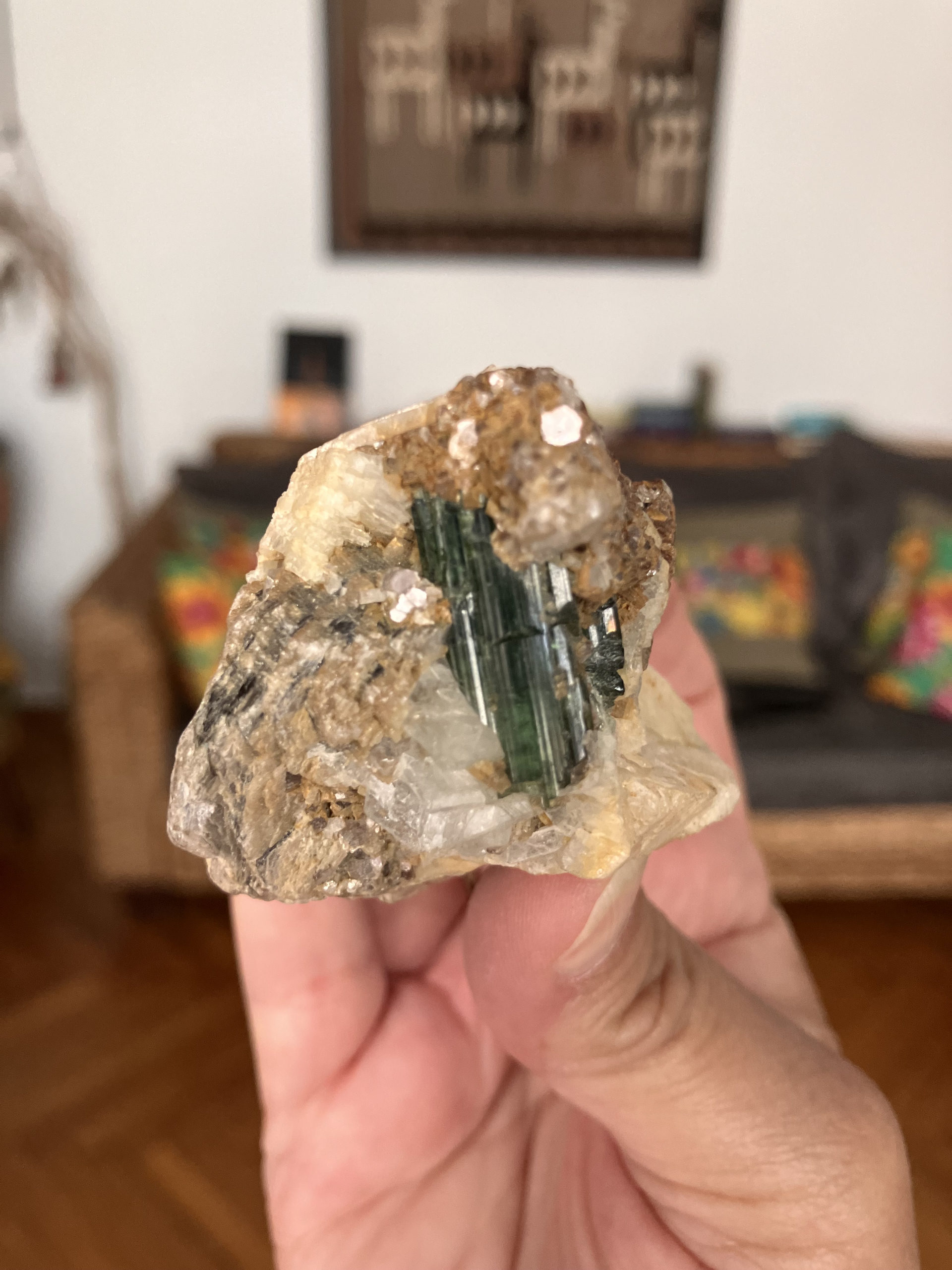 Tourmaline verte (Verdélite) sur Albite et Quartz - Minas Gerais - Brésil Poids 99gr Hauteur 6.5cm