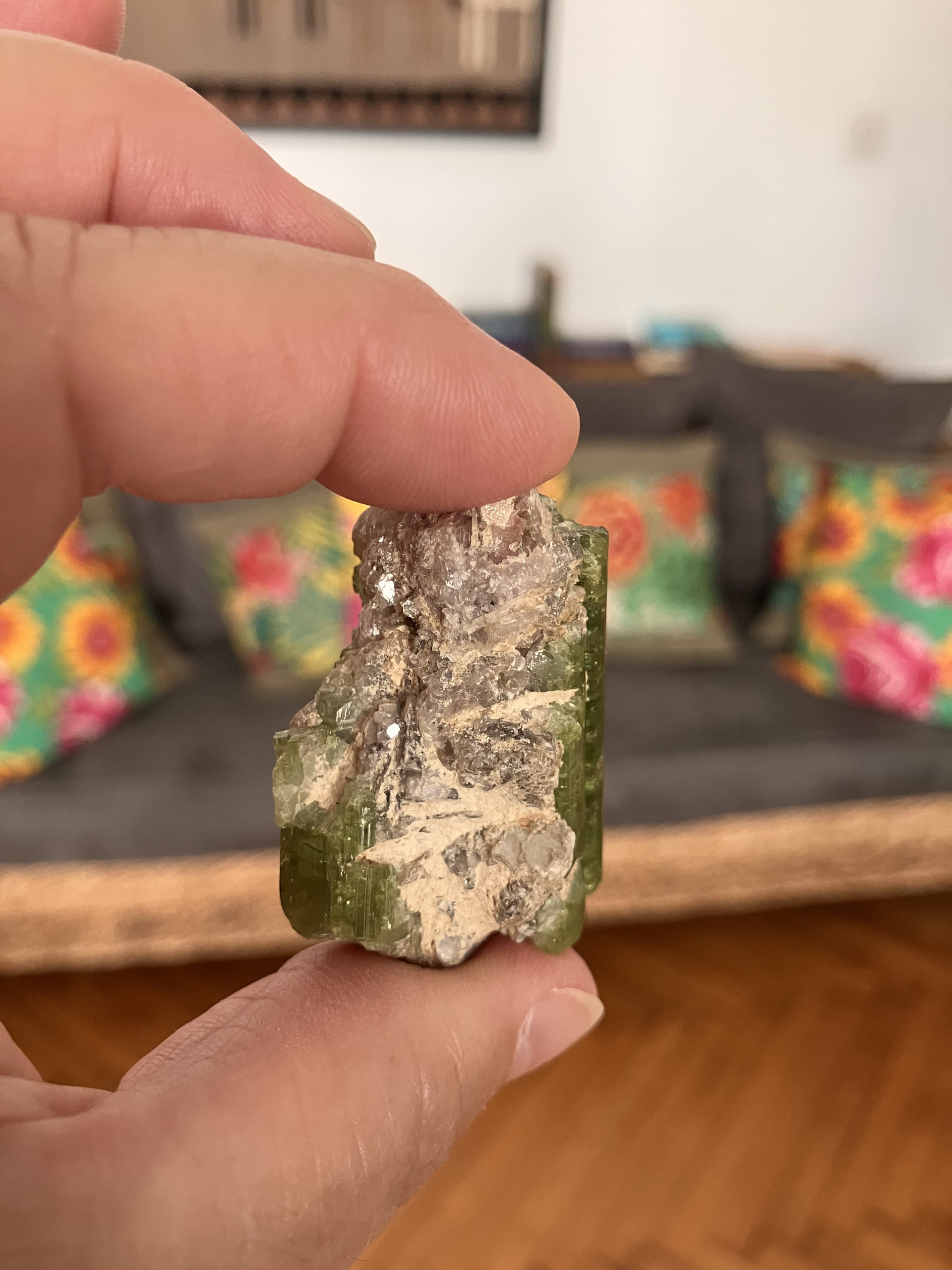 Tourmaline verte Minas Gérais Brésil Poids : 31gr Hauteur 4cm Largeur  3cm 2